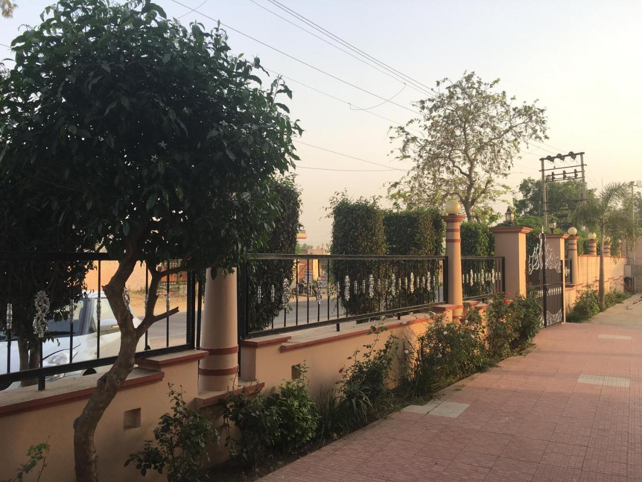 Jandiala Shiv Hotel And Joe'S Bar & Restaurant מראה חיצוני תמונה